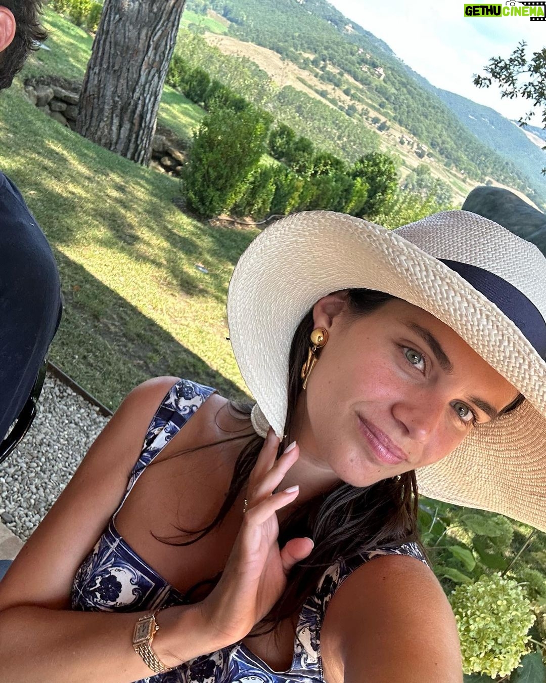 Sara Sampaio Instagram - Living la dolce vita under the Tuscan sun 🍝 Tuscany, Italy