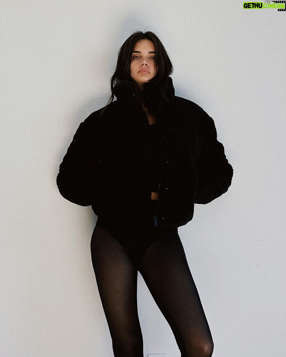 Sara Sampaio Instagram - Everything I own is covered in dog hair and this @alo jacket is no exception 😅