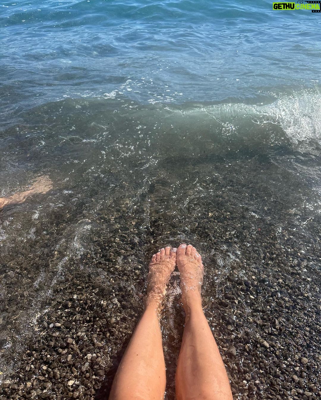 Sara Sampaio Instagram - My job is beach. Positano