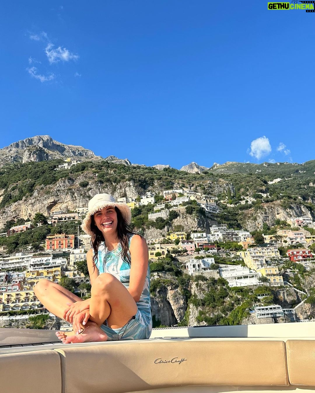 Sara Sampaio Instagram - My job is beach. Positano