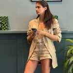 Sara Sampaio Instagram - Pretending it’s not boiling hot in la 🥵😅 Los Angeles, California