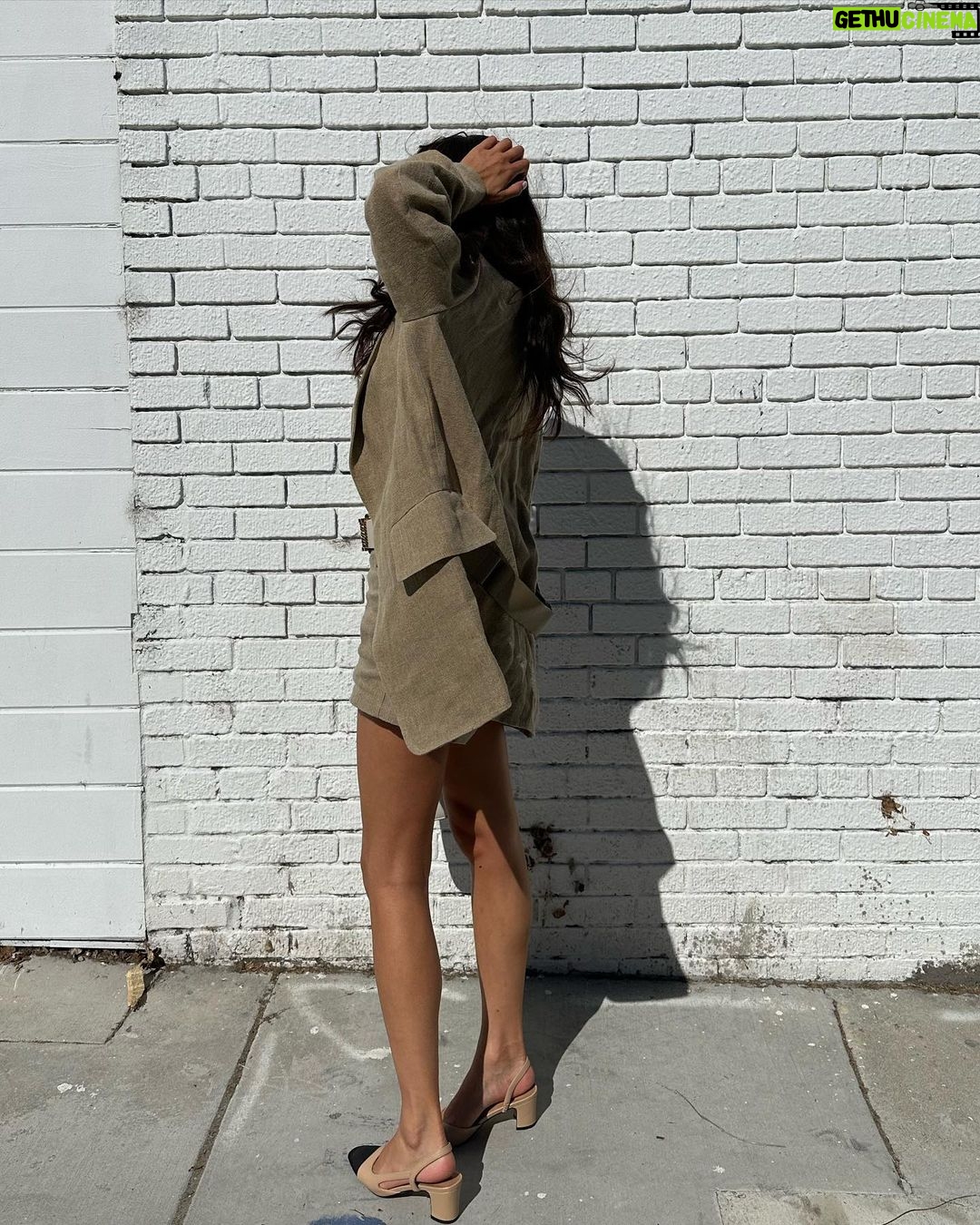 Sara Sampaio Instagram - Pretending it’s not boiling hot in la 🥵😅 Los Angeles, California