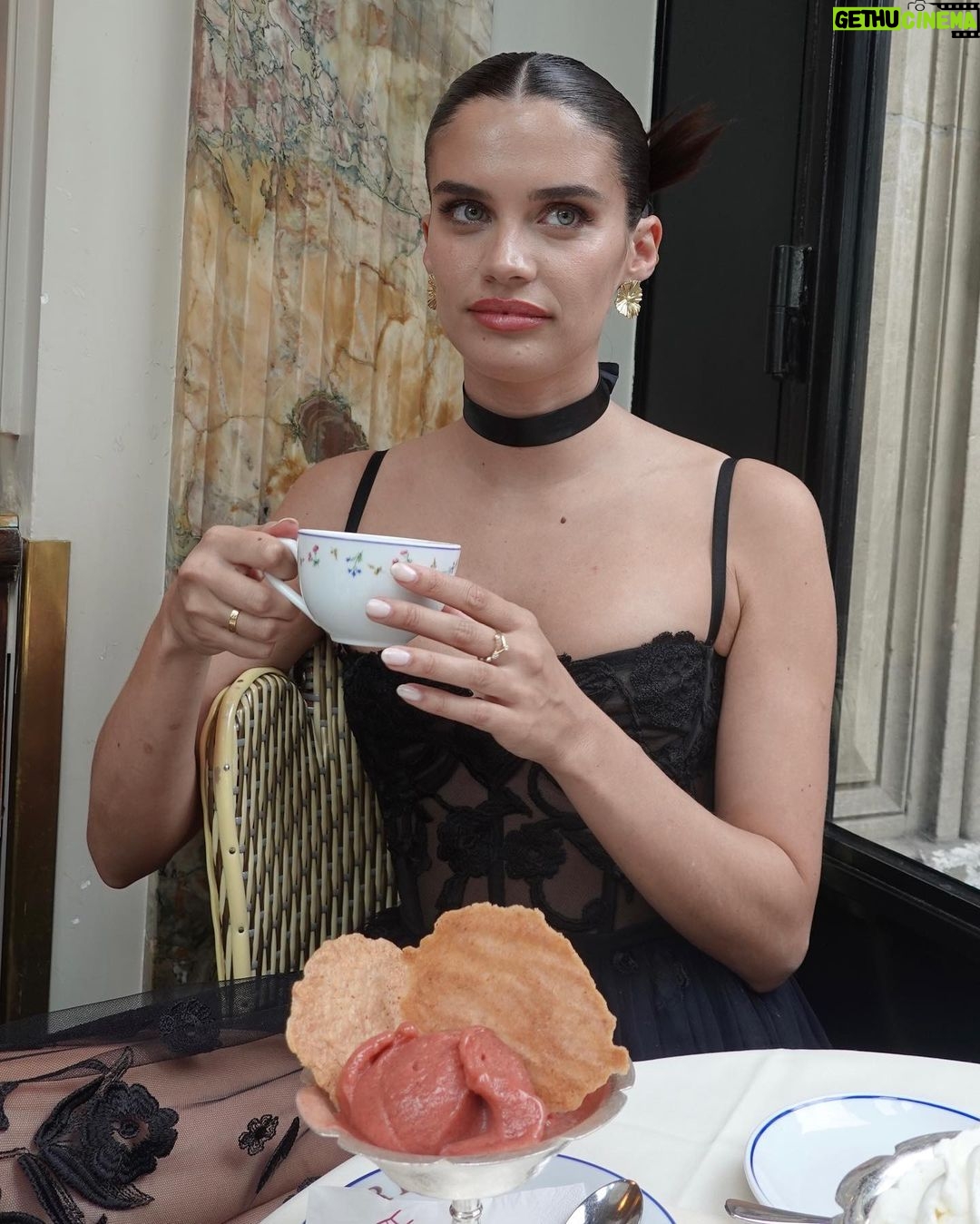 Sara Sampaio Instagram - Hot chocolate anyone?