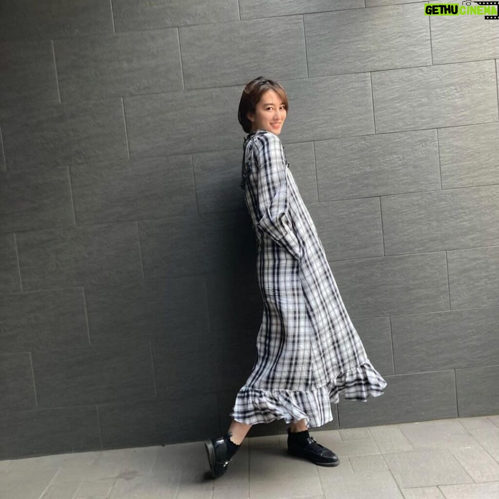 Sara Takatsuki Instagram - #INella のチェックワンピースがお気に入りで、真夏日と言われる今日ですが、意地でも長袖を着ています。暑いです。