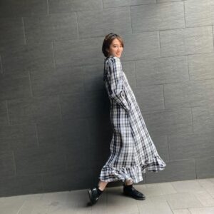 Sara Takatsuki Instagram - #INella のチェックワンピースがお気に入りで、真夏日と言われる今日ですが、意地でも長袖を着ています。暑いです。