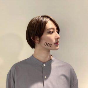 Sara Takatsuki Instagram - 「Thisisaお感情博士！」のコンセプトフォトブックの方で撮影して頂いた時の写真がとっても素敵で、衣装もメイクも空間も無機質な感じが好きでした。カメラマンさんの
@tommystargram さんは
「雨の塔」の時もお世話になった方で、富田さんの写真には毎度ハッとさせられる美しさに釘付けになります。また撮ってもらいたいな🥺
#お感情博士2021
#コンセプトフォトブック
