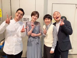 Sara Takatsuki Instagram - 屋台崩しをまさか経験できる日がくるとは思ってもいなかった😳
記念すべきオープニングコントに参加できて光栄です。コント収録直後に撮影した大好きなハナコさんとの写真です！🥺

@hanaco_official
@atarashiikagi

#新番組
#新しいカギ
#フジテレビ
#ハナコ
#高月彩良