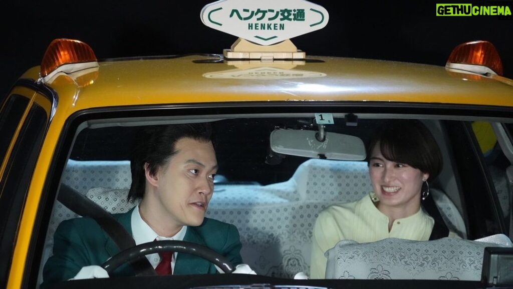 Sara Takatsuki Instagram - 🔑 今夜20時〜「新しいカギ」の放送です。 ヘンケン交通のヘンケンさんの タクシーに乗車しました🚕 2枚目は素で笑ってしまっていますね。 ヘンケンさんに偏見を沢山言われております。 是非ご覧下さい🔑 #新しいカギ #ヘンケンさん