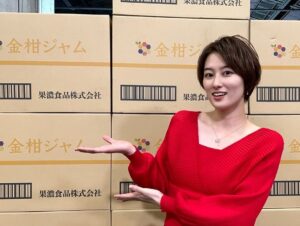 Sara Takatsuki Instagram - 「#真夜中にハロー」より
モーニング娘。‘22さんと。

皆さんとっても可愛くて、
温かくて、素敵な方達でした。

目の前でパフォーマンスをして下さったシーンの時は、目が合う度になんだか照れ臭くも、皆さんのパワーに元気を貰い、本当に贅沢な時間で、貴重な体験でした。
今ではもうファンです🥺

ご一緒できて幸せでした☺️

あやめ、ありがとう。
段ボール箱に突進するのもこれで最後だろうか。笑
皆さまも沢山のコメント
ありがとうございました。