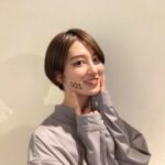 Sara Takatsuki Instagram - 「Thisisaお感情博士！」のコンセプトフォトブックの方で撮影して頂いた時の写真がとっても素敵で、衣装もメイクも空間も無機質な感じが好きでした。カメラマンさんの @tommystargram さんは 「雨の塔」の時もお世話になった方で、富田さんの写真には毎度ハッとさせられる美しさに釘付けになります。また撮ってもらいたいな🥺 #お感情博士2021 #コンセプトフォトブック