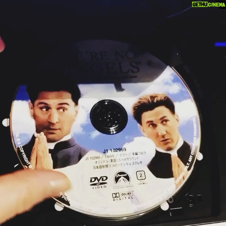 Sara Takatsuki Instagram - 我が家にあるDVDの中で、今日は大好きな「俺たちは天使じゃない」を久しぶりに見返した。愛おしく危なっかしい2人。終始、ハラハラドキドキなのだけど、後味がハートフルでとっても心が温まる。ショーンペンさんの表情っていつ見ても素敵🥺 #俺たちは天使じゃない