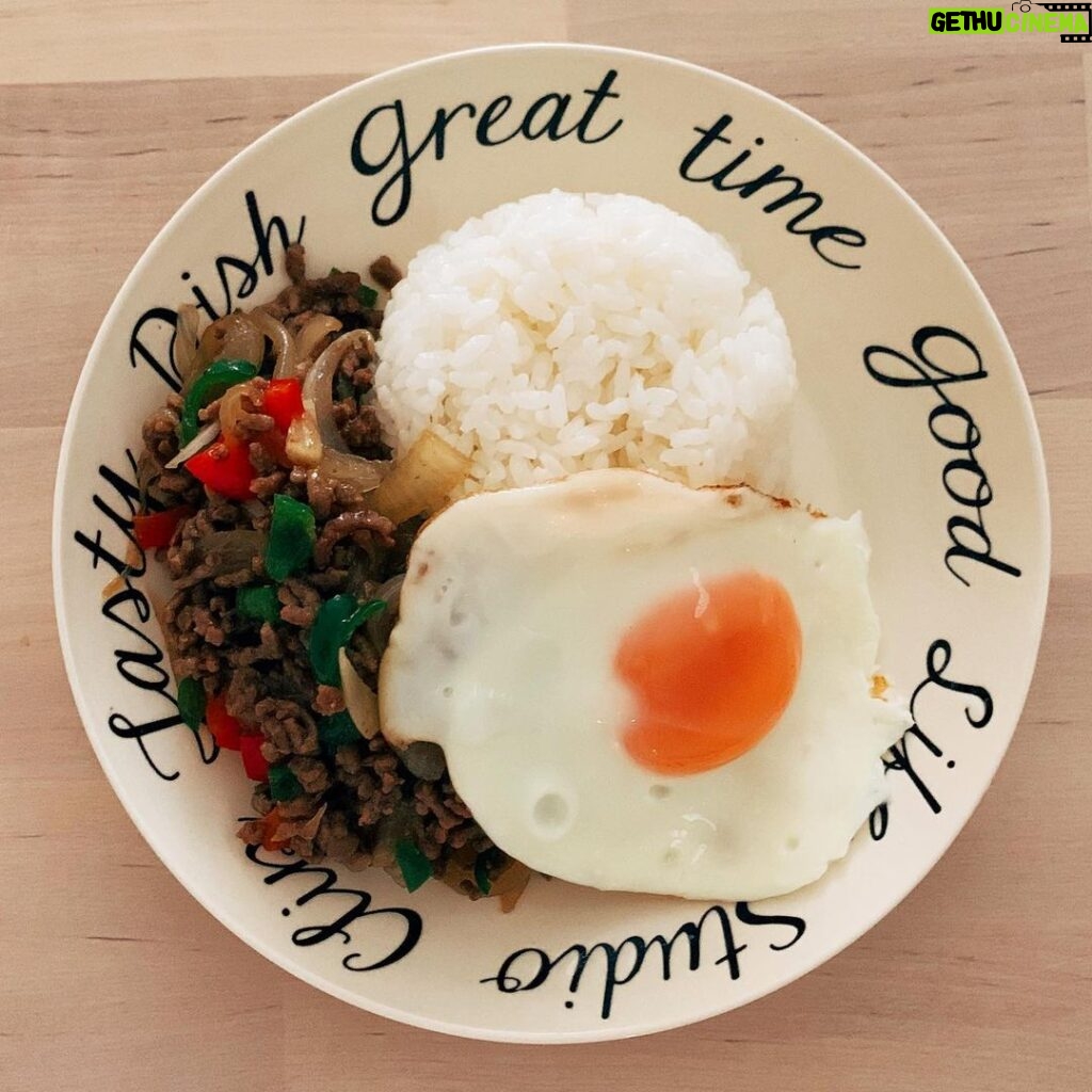 Sara Takatsuki Instagram - 大好物のタイ料理を最近ずっと食べれていなかったので、「そうだ！作ろう！」ということで、ガパオライスを作りました🇹🇭まだまだだけど、本場の味を目指してこれからもタイ料理を作っていこうと思います。まずは、本場の味を食べに行くところから。 #ガパオライス#タイ料理 #皿クック
