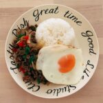 Sara Takatsuki Instagram - 大好物のタイ料理を最近ずっと食べれていなかったので、「そうだ！作ろう！」ということで、ガパオライスを作りました🇹🇭まだまだだけど、本場の味を目指してこれからもタイ料理を作っていこうと思います。まずは、本場の味を食べに行くところから。 #ガパオライス#タイ料理 #皿クック