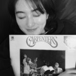 Sara Takatsuki Instagram - #Carpenters#CloseToYou この曲を聴いてる時だけは時間を忘れたいと思える心地良さ。今夜は一緒にロマンチックに過ごそう☂️ #ロマンチックチャレンジ #誰が一番ロマンチックな気持ちになれるか