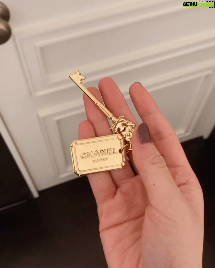 Sara Takatsuki Instagram - 表参道のBA-TSU ART GALLERYで #CHANELSuites 🎄 マドモアゼルシャネルのパリで過ごしたライフスタイルが、ここに存在。洗練された空間に、クリスマスの華やかさがマッチしてとても暖かな雰囲気でした。ジュエリーと時計が、回転寿司みたいでワクワクした🍣 #シャネルスイート #CHANELFineJewelr
