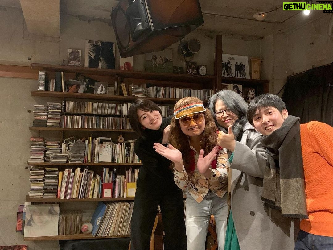 Sara Takatsuki Instagram - 「#忘れてもらえないの歌」のパンフレットでギター対談した以来、フォークシンガー小象さんに恋をした私は、遂に先日会いに行くことができた。小象さんはとってもキュートで、愛ある音楽を聴けて本当に幸せでした。 #フォークシンガー小象 さん