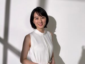 Sara Takatsuki Instagram - 朗読劇「私の頭の中の消しゴム　14th Letter」
5/5(金)
よみうり大手町ホール
12:00公演に
出演させて頂きます。

この作品とは5年ぶりの再会。先日お稽古に参加して来たのですが、昔とは言葉の感触が変わっていたり、気持ちの動きに変化があって、面白かった。充実した時間でした。何度読んでも愛で胸がいっぱいになります。また一から大切に育んでいきたいです。何卒宜しくお願い致します😌
写真は、パンフレット撮影の時の。
#私の頭の中の消しゴム