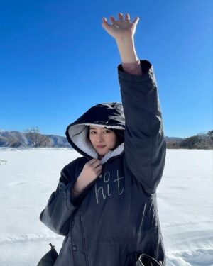 Sara Takatsuki Instagram - 雪山で撮影中！
今年、初雪⛄️気持ち良いです❄️
