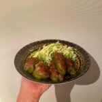 Sara Takatsuki Instagram - 次の公演に向けて力をつけたいなと思い、大好物のピーマンの肉詰めを作りました。子供の頃から、食卓に出ると一番嬉しかったお料理です。未だにお婆ちゃんには作ってとねだりますが、最近は自分でもよく作ります。キャベツの千切りはマヨネーズに限る。#ピーマンの肉詰め 🫑 #皿クック