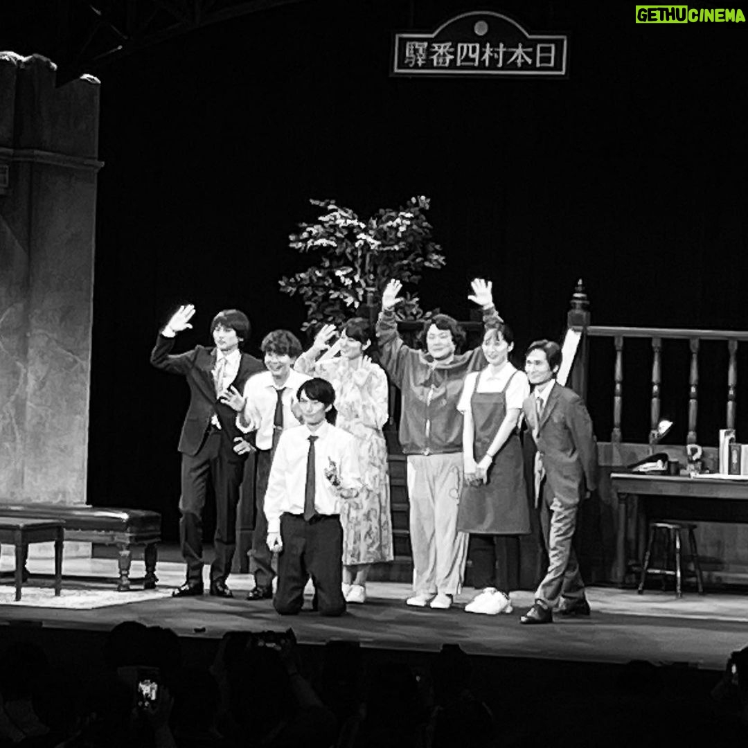Sara Takatsuki Instagram - 舞台「燕のいる駅」本日大千穐楽を迎え、無事に全19公演完走することができました。応援して下さいました皆様ありがとうございました。 初めて台本を手に取った時は、会話劇へのプレッシャーに頭いっぱいでしたが、そんな事もすぐに忘れて、毎日夢中でこの作品に立ち向かっていたな。土田さんの作品に出られて嬉しかった。 様々な感情が飛び交う作品でしたが、 友紀ちゃんとして色々な想いを乗せて その中でも「後悔」というものを背負って 舞台に立っていましたが、 現実的に、明日世界が終わると分かった時には、 私も後悔だらけの人生で。たけど人生ってそんなもんなんだろうなとも思うし。 でもこの作品に出会って、私は明るく生きる意味を教えてもらったので、なんだかこれからは前向きでいられる気がします。 この作品に出会えた皆様が、 明日も明後日もずっと幸せでありますように。 この写真は、今日お友達が観に来てくれて 撮ってくれた写真🤳ありがとう。 感謝感謝です。 #燕のいる駅