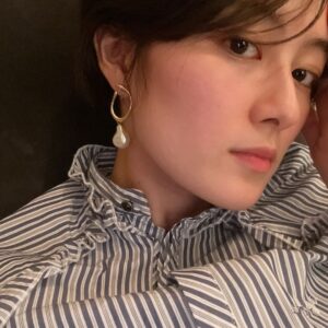 Sara Takatsuki Instagram - 今日は、おやすみ😊
先日買ったイヤリングを
付けたり外したり家の中で忙しいです。
早くこれを付けて、お出かけしたいな😊
でも今日は、溜まっていた本を読んだり、映画を見たりして過ごしたいと思います。みなさんが笑顔溢れる一日となりますように。