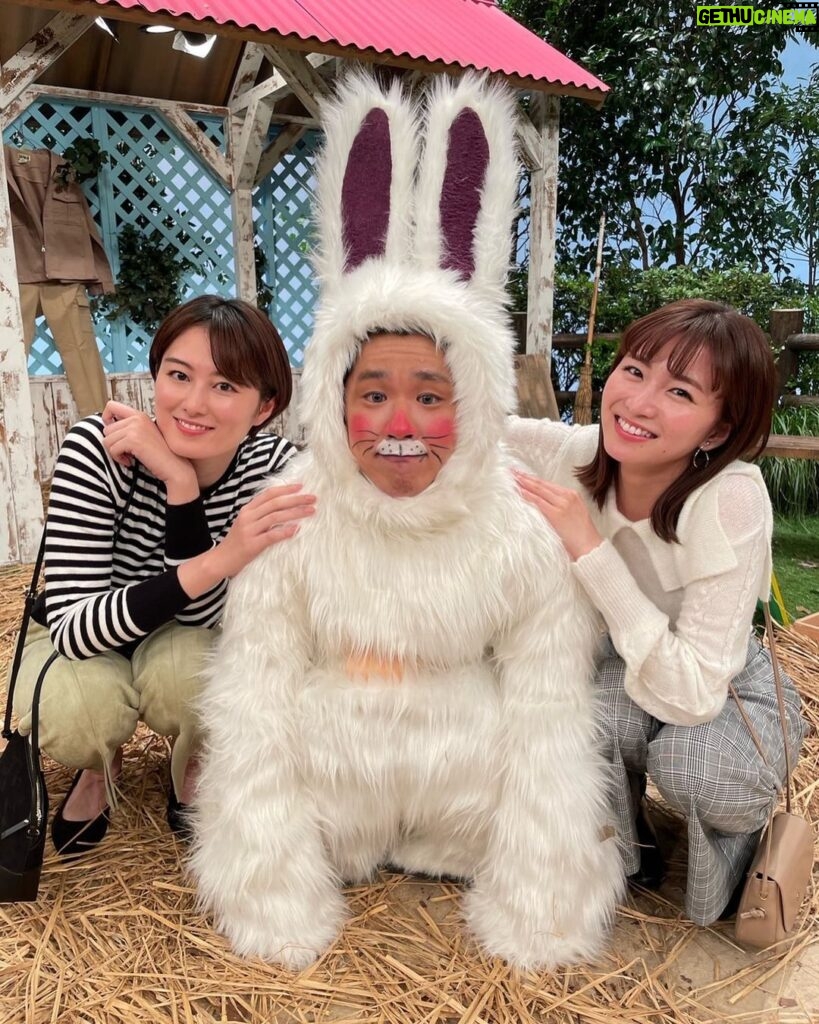 Sara Takatsuki Instagram - 今夜20時〜 「新しいカギ」に出演致します🔑 うさぎ姿の秋山さんの可愛さに紗絵ちゃんと終始悶絶していましたが、こう見えて分類学上ではウサギではなく、ネズミなんですよね。コントでは、この絶妙なネズミさんに私達振り回されております。お楽しみに🐭 #新しいカギ #ハナコ　さん #岡崎紗絵　ちゃん