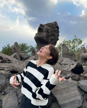 Sara Takatsuki Instagram - ⛰
長渕剛さんを背中で感じながら、
桜島の空に向かって🎸

ギター弾きたい。
また、弾き語りも兼ねて
インスタライブしますね。
その時は、宜しくお願いします😌
#叫びの肖像