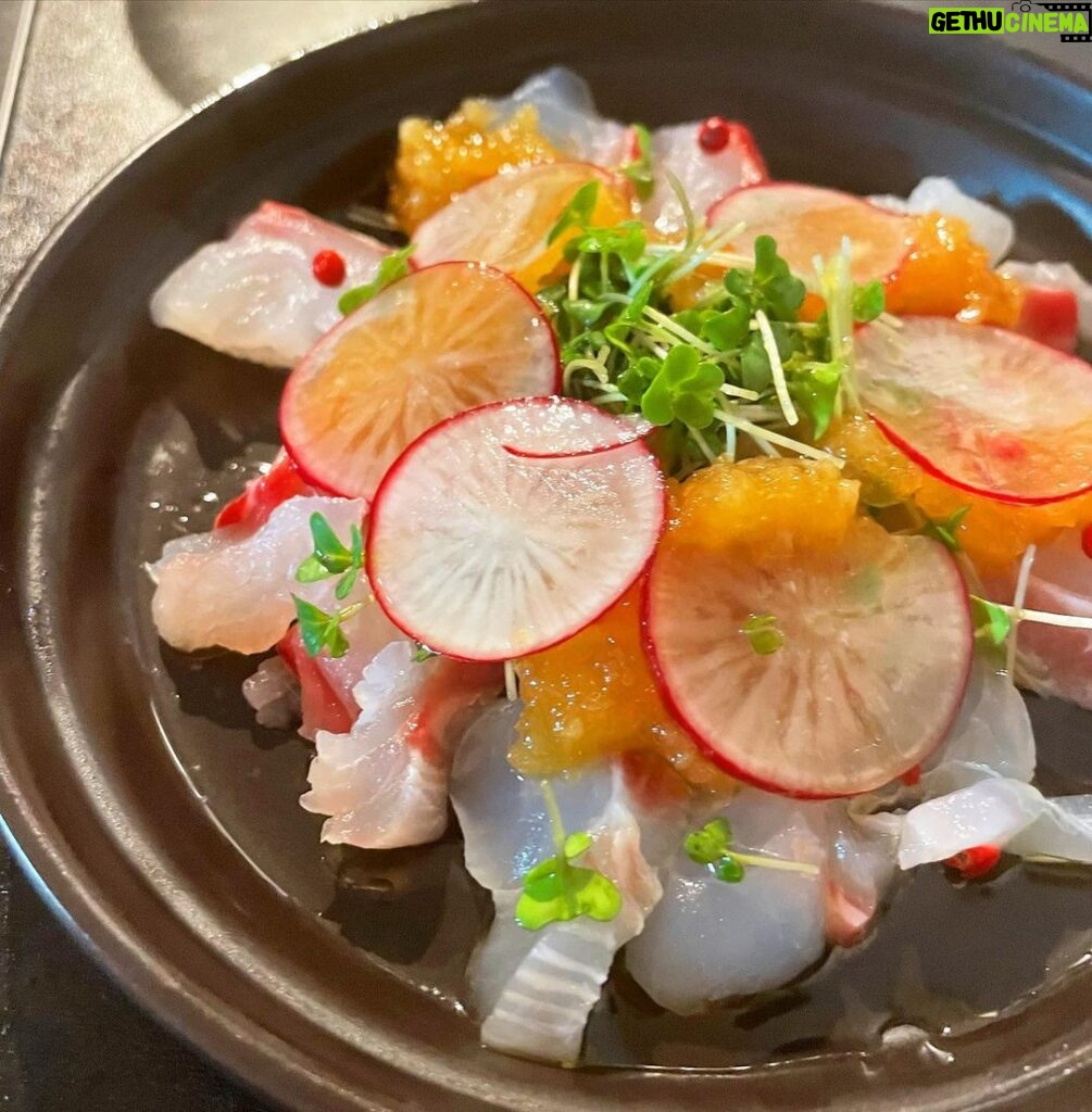 Sara Takatsuki Instagram - 🍳 お家にお客さんが来てくれた日。 張り切ってカルパッチョと パエリア🥘を作った。 初挑戦のパエリアにヒヤヒヤしながら作ったが、なんとか完成。 テーブルセッティングを勉強したい。 #パエリア #カルパッチョ #皿クック
