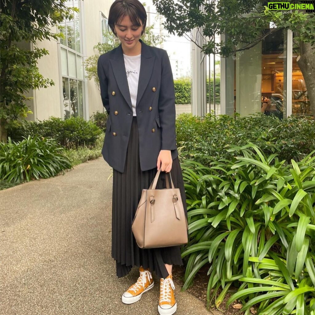 Sara Takatsuki Instagram - 9月に入ってから、ひんやりとした気温が続いていますね。秋服にチェンジしたいところだけど、夏日はまだ続くというし。今年の秋は、このジャケットに合わせて洋服を探すんだ！ オレンジのコンバースは、お誕生日の時に頂いた靴なのですが、これまた大好きなオレンジ🍊 #私服 #コンバース