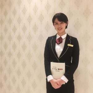 Sara Takatsuki Instagram - MBS/TBS系列「トーキョー製麺所」に黒石佐江役で出演致します。
9／7(火)からの放送となります！
黒石はホテルマンとしてのプライドと垣間見せる優しさがあり、演じていて駆け引きが凄く楽しい役でした。

うどんを通して、沢山の人の想いが乗った作品です。心温まるストーリーなので、皆様の元へ届くのが楽しみです。

#トーキョー製麺所