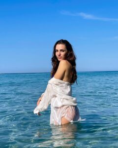 Sara Vidorreta Instagram - Todo al azul 🐳🌊🐋💙 mi fav es la última, ¿la vuestra? 👀 • • • #actrizespañola #portraitphotography #tumblrgirl #aesthetic #ootd #beachlife #swimwear #bikinigirl #lrds #visavis #actress #menorca #beachgirl #playablanca Menorca, Balearic Islands, Spain