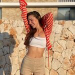 Sara Vidorreta Instagram - Celebrando los 24 muy feliz <3🎂 Gracias por vuestros mensajes, os quiero🥹!!! • • • #birthday #actrizespañola #tumblrgirl #ootd #inspofashion #outfitinspiration #outfitideas #portraitphotography #aesthetics #summeroutfit #cumpleaños #sunset #goldenhour #atardecer #menorca Menorca, Balearic Islands, Spain