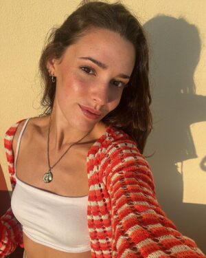 Sara Vidorreta Instagram - Celebrando los 24 muy feliz <3🎂 Gracias por vuestros mensajes, os quiero🥹!!!

•
•
•
#birthday #actrizespañola #tumblrgirl #ootd #inspofashion #outfitinspiration #outfitideas #portraitphotography #aesthetics #summeroutfit #cumpleaños #sunset #goldenhour #atardecer #menorca
