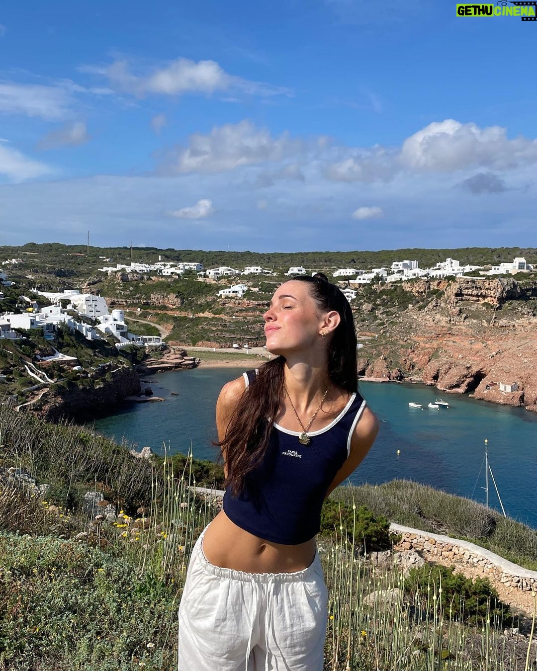 Sara Vidorreta Instagram - Primer día en Menorca y las pecas ya salen a la luz😇 • • • #menorca #actrizespañola #lrds #lareinadelsur #ootd #outfitinspo #tumblrgirl #beachvibes #freckles #portraitphotography #beachoutfit Menorca, Balearic Islands, Spain