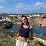 Sara Vidorreta Instagram - Primer día en Menorca y las pecas ya salen a la luz😇 • • • #menorca #actrizespañola #lrds #lareinadelsur #ootd #outfitinspo #tumblrgirl #beachvibes #freckles #portraitphotography #beachoutfit Menorca, Balearic Islands, Spain