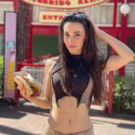 Sara Vidorreta Instagram - 🎢🌭🍟🎡 Perdonadme por el último vídeo, pero no podía quedarse en el olvido JAAJAJ ¿Alguien más es como yo?🤭 #parquedeatracciones #montañarusa #actrizespañola #portraitphotography #aesthetic #foodtruck #ootd #outfitinspiration Parque De Atracciones De Madrid