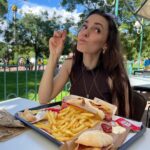 Sara Vidorreta Instagram - 🎢🌭🍟🎡 Perdonadme por el último vídeo, pero no podía quedarse en el olvido JAAJAJ ¿Alguien más es como yo?🤭 #parquedeatracciones #montañarusa #actrizespañola #portraitphotography #aesthetic #foodtruck #ootd #outfitinspiration Parque De Atracciones De Madrid