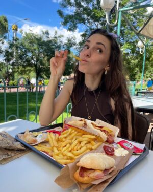 Sara Vidorreta Instagram - 🎢🌭🍟🎡 Perdonadme por el último vídeo, pero no podía quedarse en el olvido JAAJAJ 
¿Alguien más es como yo?🤭

#parquedeatracciones #montañarusa #actrizespañola #portraitphotography #aesthetic #foodtruck #ootd #outfitinspiration