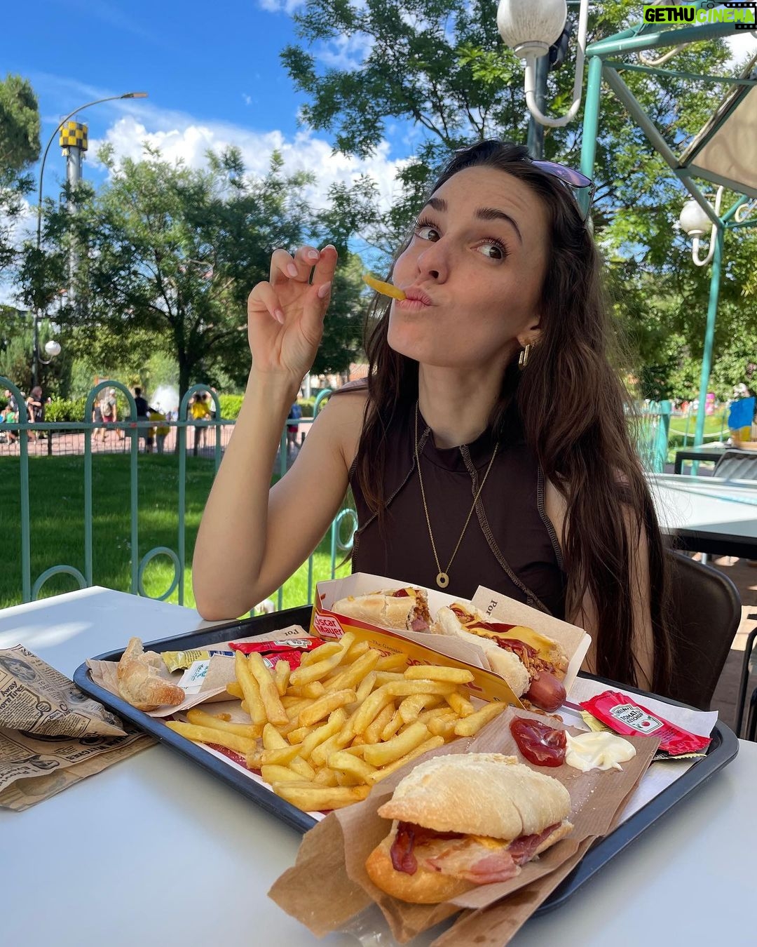 Sara Vidorreta - 17.5K Likes - 🎢🌭🍟🎡 Perdonadme por el último vídeo, pero no podía quedarse en el olvido JAAJAJ
¿Alguien más es como yo?🤭
#parquedeatracciones #montañarusa #actrizespañola #portraitphotography #aesthetic #foodtruck #ootd #outfitinspiration