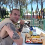 Sara Vidorreta Instagram - 🎢🌭🍟🎡 Perdonadme por el último vídeo, pero no podía quedarse en el olvido JAAJAJ ¿Alguien más es como yo?🤭 #parquedeatracciones #montañarusa #actrizespañola #portraitphotography #aesthetic #foodtruck #ootd #outfitinspiration Parque De Atracciones De Madrid