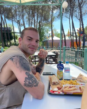 Sara Vidorreta Instagram - 🎢🌭🍟🎡 Perdonadme por el último vídeo, pero no podía quedarse en el olvido JAAJAJ 
¿Alguien más es como yo?🤭

#parquedeatracciones #montañarusa #actrizespañola #portraitphotography #aesthetic #foodtruck #ootd #outfitinspiration