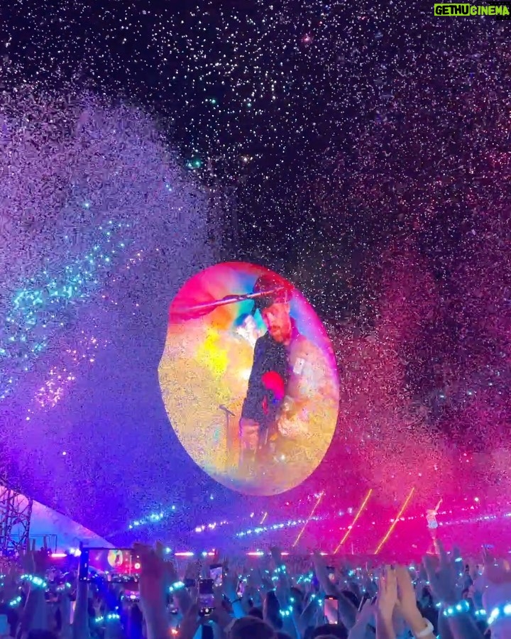 Sara Vidorreta Instagram - Vivir esto ha sido increíble🥹 Espero que con el último vídeo os transportéis a ese momento tan mágico🫶🏼 quiero llorarrrrrr!!!! • • • #coldplay #tumblrgirl #coldplaybarcelona #coldplaylive #aesthetic #concierto #beliveinlove #ootd #vivalavida #outfitinspiration #lareinadelsur #lrds #skyfullofstars #vampi #paradise #lincolnpalomeque #saravidorreta #portraitphotography #barcelona #españa #look #netflix #actriz #actress