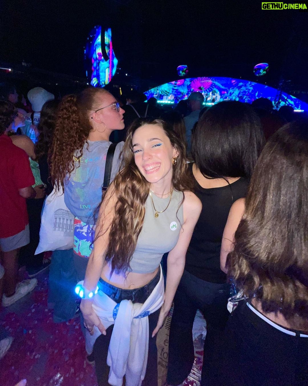 Sara Vidorreta Instagram - Vivir esto ha sido increíble🥹 Espero que con el último vídeo os transportéis a ese momento tan mágico🫶🏼 quiero llorarrrrrr!!!! • • • #coldplay #tumblrgirl #coldplaybarcelona #coldplaylive #aesthetic #concierto #beliveinlove #ootd #vivalavida #outfitinspiration #lareinadelsur #lrds #skyfullofstars #vampi #paradise #lincolnpalomeque #saravidorreta #portraitphotography #barcelona #españa #look #netflix #actriz #actress