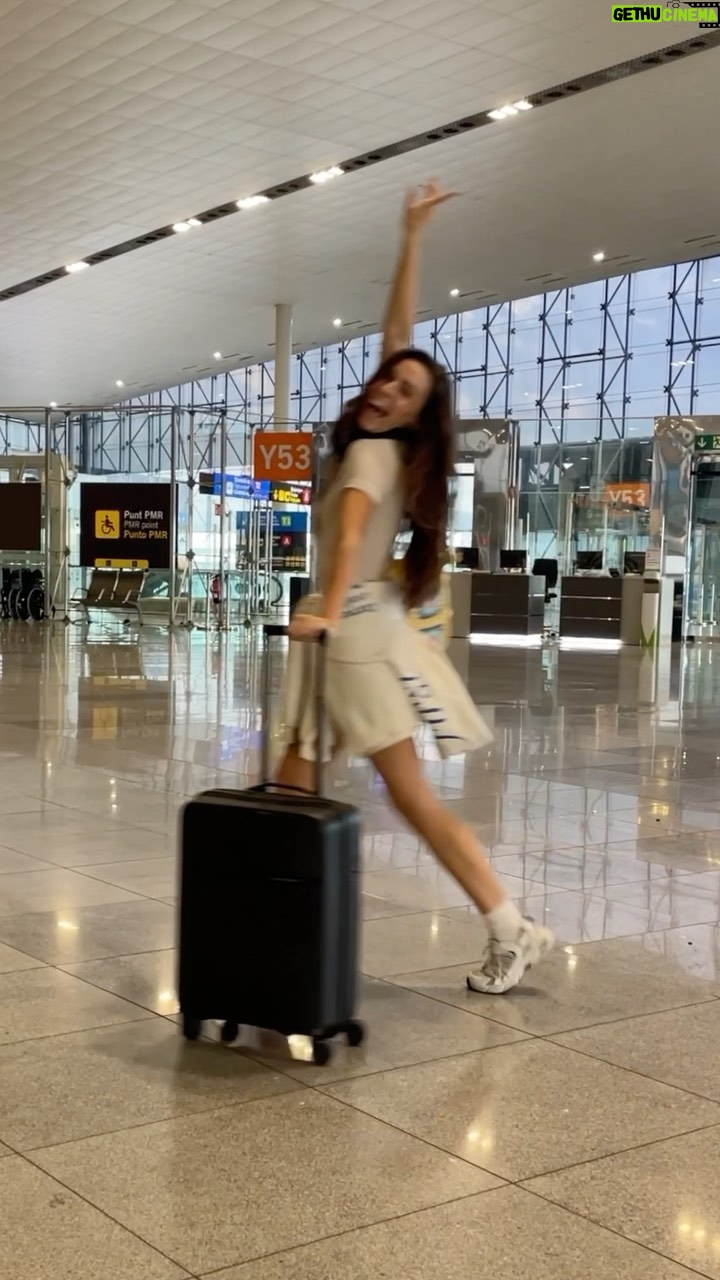 Sara Vidorreta Instagram - En 10 hora de vuelo no me pueden faltar mis guiones y el travel kit de @belifeurope que es perfecto para llevármelo a todos mis viajes porque tiene lo esencial para tener siempre la piel perfecta✨✈️🧖🏻♀️💤 *publi • • • #skincare #skincareroutine #avion #actrizespañola #belifeurope #rutinadenoche #productosdebelleza #travelkit