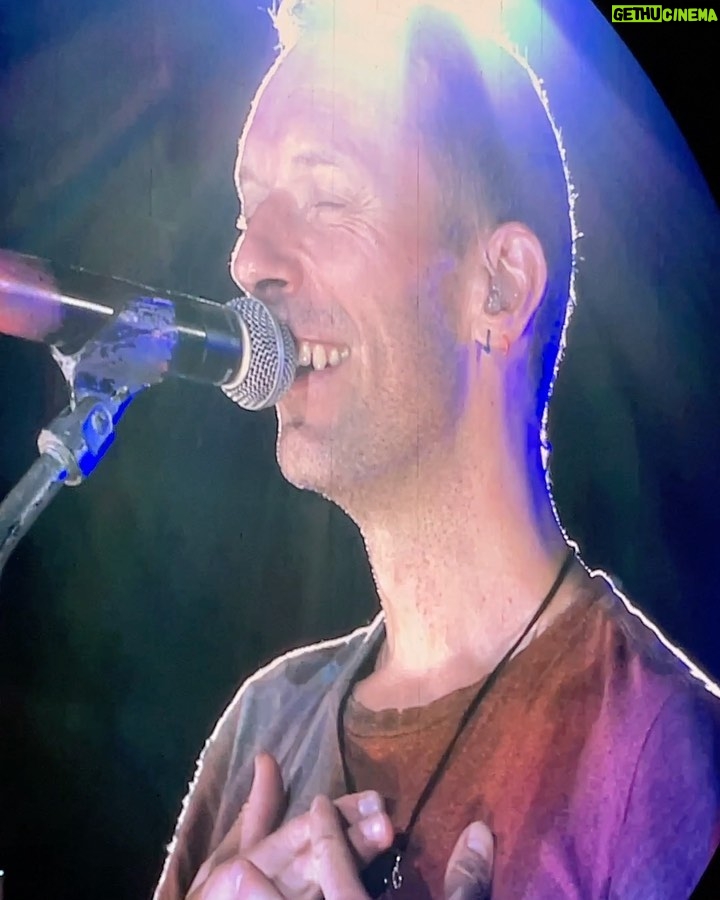 Sara Vidorreta Instagram - Vivir esto ha sido increíble🥹 Espero que con el último vídeo os transportéis a ese momento tan mágico🫶🏼 quiero llorarrrrrr!!!! • • • #coldplay #tumblrgirl #coldplaybarcelona #coldplaylive #aesthetic #concierto #beliveinlove #ootd #vivalavida #outfitinspiration #lareinadelsur #lrds #skyfullofstars #vampi #paradise #lincolnpalomeque #saravidorreta #portraitphotography #barcelona #españa #look #netflix #actriz #actress