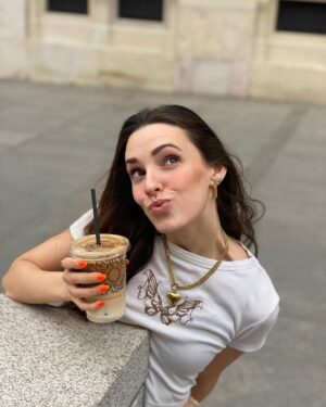 Sara Vidorreta Instagram - Expectativas vs Realidad (obviamente la última es la mejor😂) ¿Alguien más con exámenes?🙇🏽‍♀️

•
•
•
#tumblr #tumblrgirl #tumblraesthetic #aesthetics #aesthetic #streetphotography #streetstyle #ootd #outfitoftheday #outfitinspiration #lareinadelsur #lrds #vampire #vampi #saravidorreta #portrait #portraitphotography #madrid #españa #look #netflix #actriz #actress #coffee #cafe #malasaña