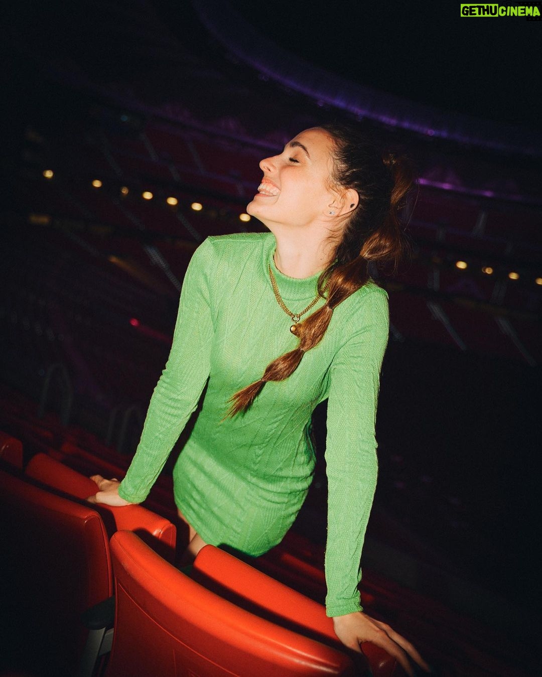 Sara Vidorreta Instagram - Mi primera vez en un estadio de futbol😳 Como podéis ver en las dos últimas, he flipado!!! Fotones de @manurosaleny :) • • • #wandametropolitano #tumblrgirl #tumblraesthetic #españa #premiere #invitadaperfecta #streetstyle #ootd #outfitoftheday #outfitinspiration #lareinadelsur #lrds #vampire #vampi #futbol #portrait #portraitphotography #madrid #atleti #look #netflix #actriz #actress Estadio Metropolitano Atletico De Madrid