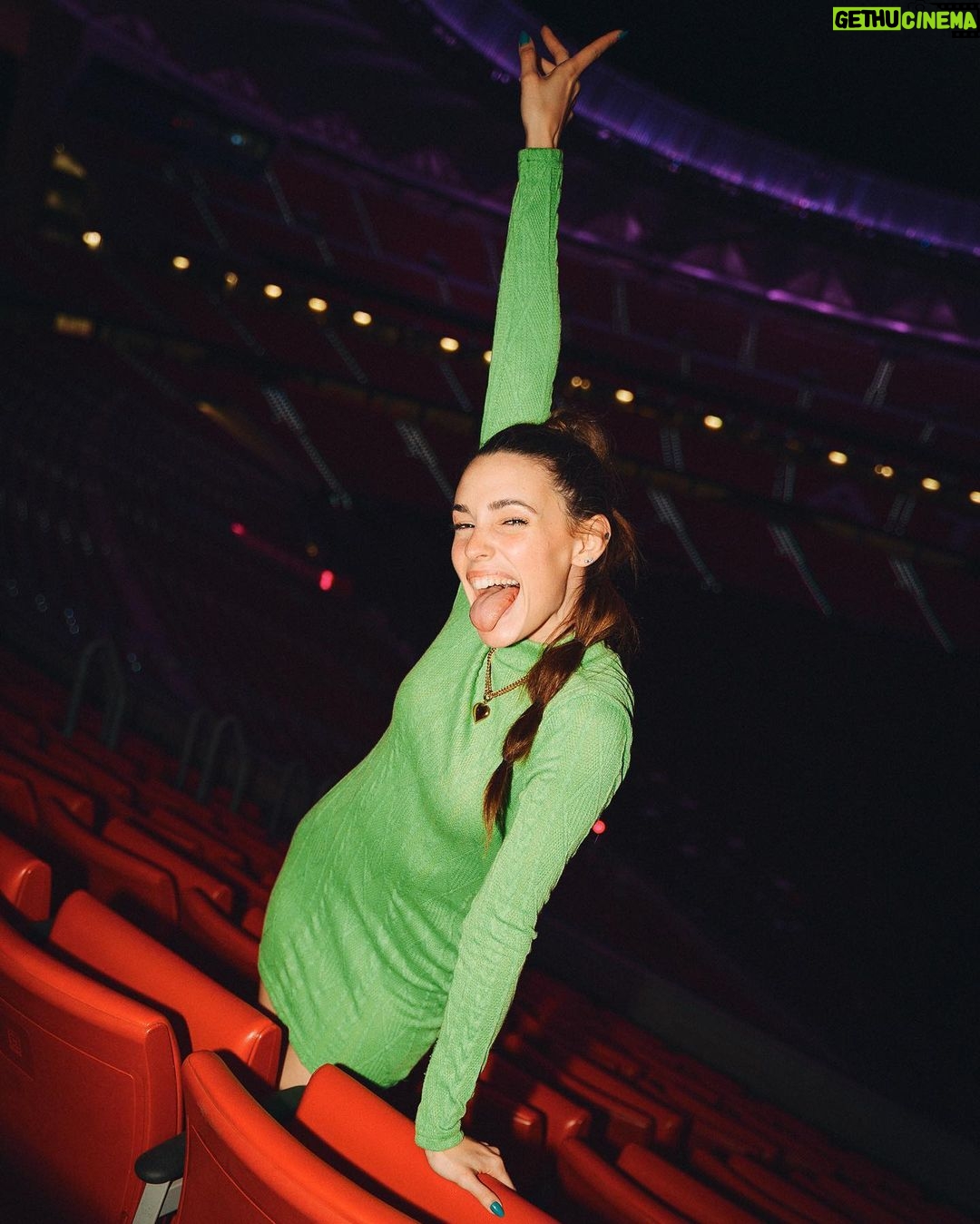 Sara Vidorreta Instagram - Mi primera vez en un estadio de futbol😳 Como podéis ver en las dos últimas, he flipado!!! Fotones de @manurosaleny :) • • • #wandametropolitano #tumblrgirl #tumblraesthetic #españa #premiere #invitadaperfecta #streetstyle #ootd #outfitoftheday #outfitinspiration #lareinadelsur #lrds #vampire #vampi #futbol #portrait #portraitphotography #madrid #atleti #look #netflix #actriz #actress Estadio Metropolitano Atletico De Madrid