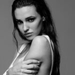 Sara Vidorreta Instagram - Un mix de las últimas fotos que me hizo @romerodeluquefoto para renovar mi book 🤭 ¿os gustan? Team ✨ @diorbeauty @albanavamakeup @soniabellon_management ✨ • • • #bookphotography #tumblrgirl #photography #sesiondefotos #retratos #portraitphotography #ootd #outfitinspiration #lareinadelsur #lrds #vampire #vampi #saravidorreta #portrait #portrait #madrid #españa #look #netflix #actriz #actress Madrid, Spain