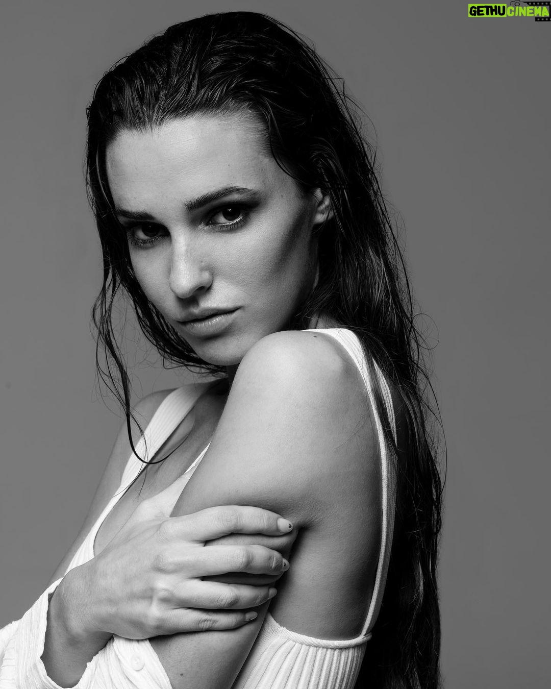 Sara Vidorreta Instagram - Un mix de las últimas fotos que me hizo @romerodeluquefoto para renovar mi book 🤭 ¿os gustan? Team ✨ @diorbeauty @albanavamakeup @soniabellon_management ✨ • • • #bookphotography #tumblrgirl #photography #sesiondefotos #retratos #portraitphotography #ootd #outfitinspiration #lareinadelsur #lrds #vampire #vampi #saravidorreta #portrait #portrait #madrid #españa #look #netflix #actriz #actress Madrid, Spain